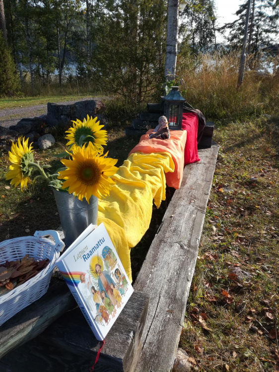 leirikirkon alttari koristeltuna syksyisillä väreillä