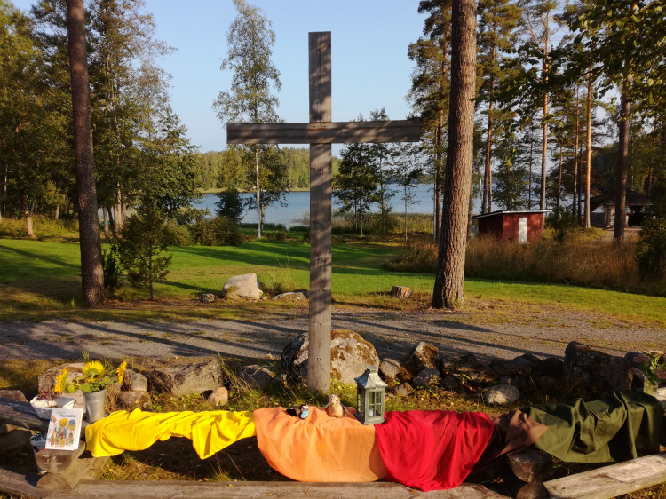 Leirikirkon koristeltu alttari