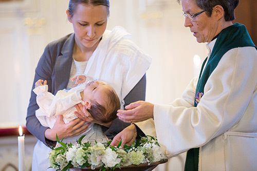 Pappi kastaa vauvaa.