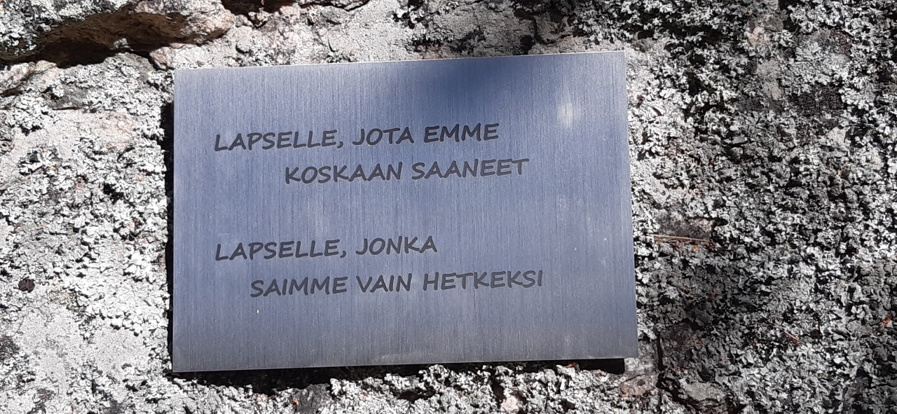 Hautamuistomerkin laatta, jossa teksti: Lapselle, jonka saimme vain hetkeksi Lapselle, jota emme koskaan...